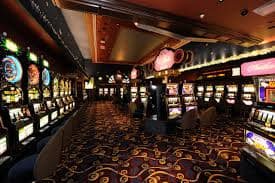 ta75 app မိုဘိုင်းအက်ပ်တွင် Slots Live Casino ကစားနေသောမြင်ကွင်း